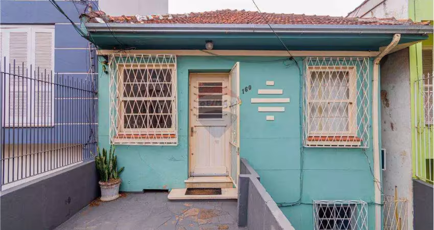 Sobrado com duas casas com entradas separadas, com sala, cozinha, banheiro,  2 quartos, pátio com um depósito pequeno. estacionamento no recuo da casa