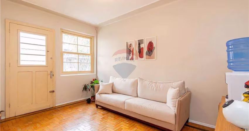 Sobrado com duas casas com entradas separadas, com sala, cozinha, banheiro,  2 quartos, pátio com um depósito pequeno. estacionamento no recuo da casa