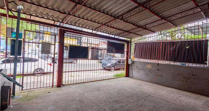 Prédio com 2 apartamentos de 2 quartos, mais loja térrea com salas de escritório e estacionamento para veículos.