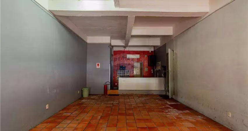 Prédio com 2 apartamentos de 2 quartos, mais loja térrea com salas de escritório e estacionamento para veículos.