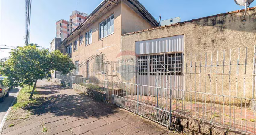 Prédio comercial, com 8 salas, 3 banheiros, 6 vagas de automóvel, em esquina