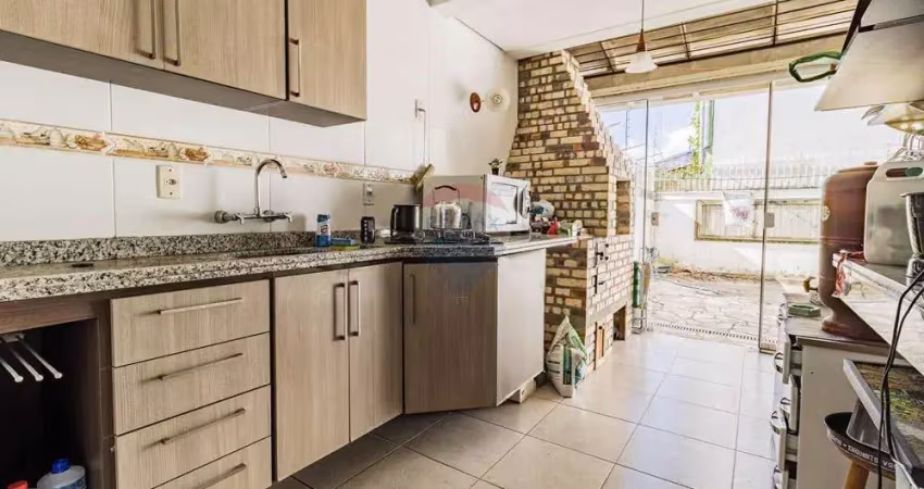 Casa com 2 quartos à venda na Rua Heitor Kramer, 324, Guarujá, Porto Alegre