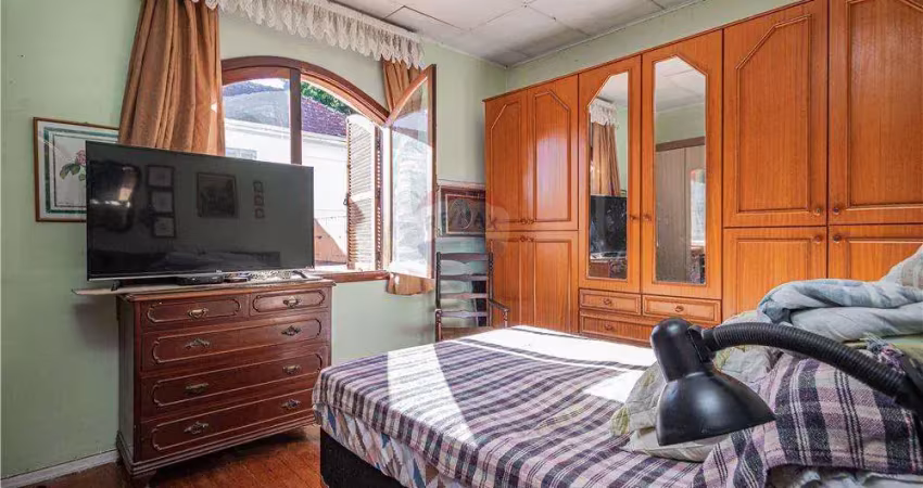 Otima casa para moradia, comercio, ou empresa, com dois pisos, vagas para 5 carros, amplo pátio excelente localização no bairro petrópolis .