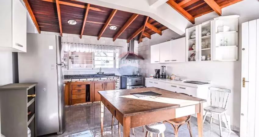 Casa de 03 dormitórios em rua tranquila com piscina - conforto e qualidade!