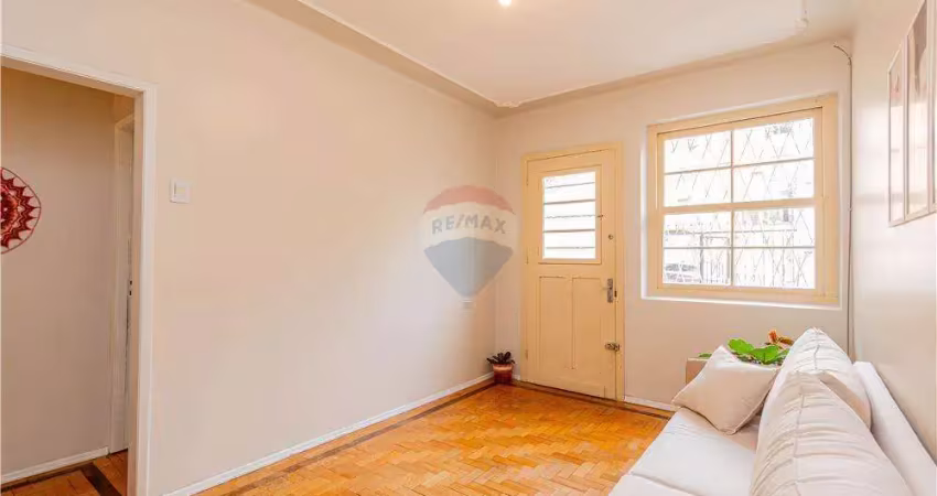 Sobrado com duas casas com entradas separadas, com sala, cozinha, banheiro,  2 quartos, pátio com um depósito pequeno. estacionamento no recuo da casa