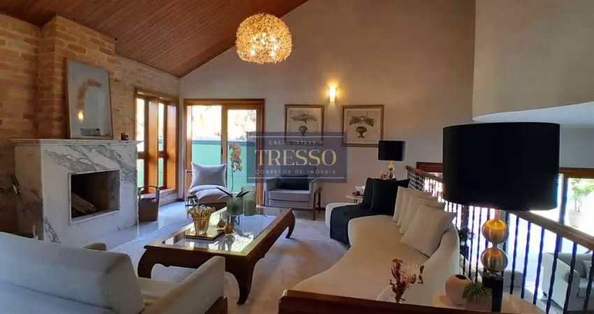 Casa estilo colonial em frente a um bosque em condomínio fechado lago taboão.