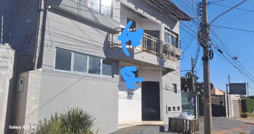 Salão comercial de aprox 160m, cozinha, banheiro, lavanderia, etc