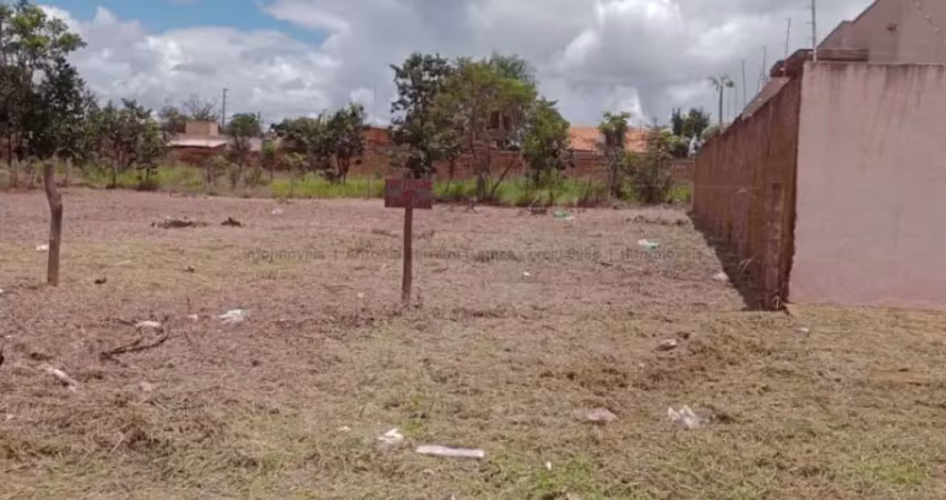 Terreno no noroeste proximo ao mercado, esquina com rua corindo