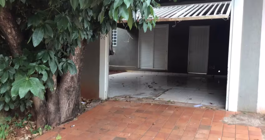 Casa com 2 quartos, sala, cozinha, banheiro, lavanderia, coberta garagem para 2 veiculos, portão de elevação, etc