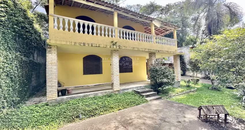 Cond. jardim colibri - rústica, avarandada, c/ 3 dorms, quintal e jardim!