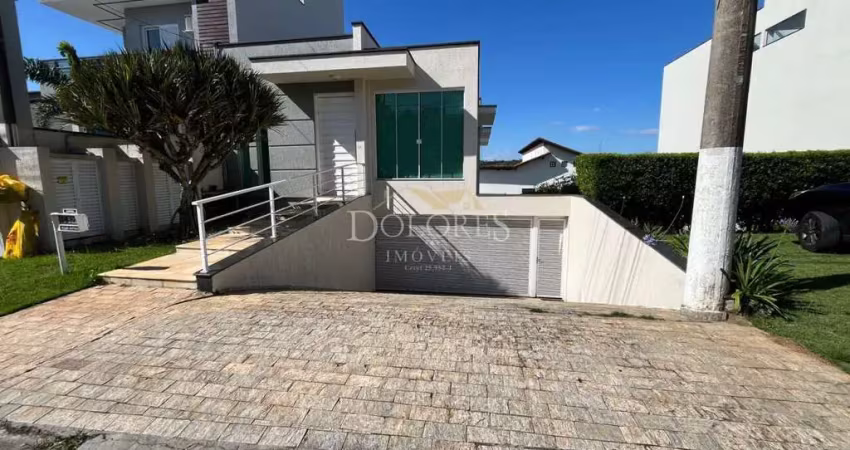 Bela casa com 3 suítes sendo a master com closet e banheira no condomínio aruã em mogi das cruzes.