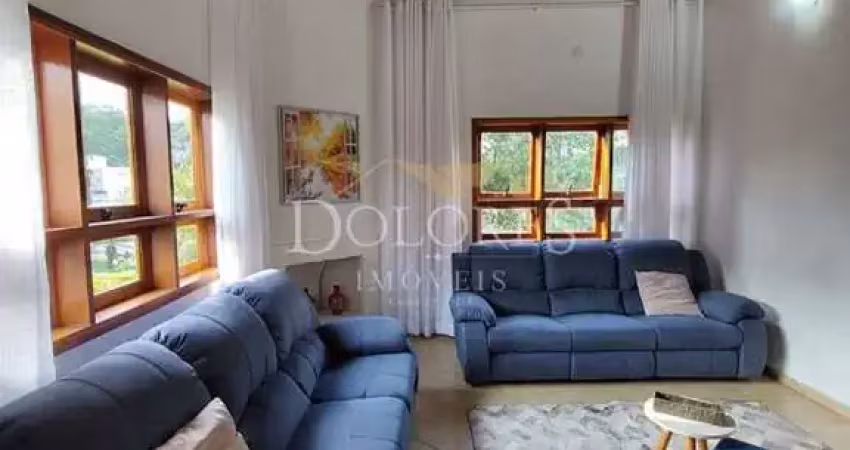 Bela casa com 3 dormitórios sendo 1 suíte e piscina