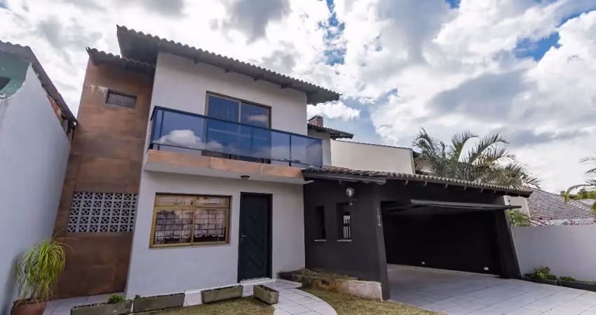 More em meio à natureza com tranquilidade e segurança! casa de dois andar sozinha no terreno com 396 metros, com 240 privativo, contendo três quartos sendo um com suíte , banheira, sala de estar e de 