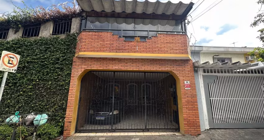 Excelente sobrado de 155m² com 4 dormitórios, 2 vagas cobertas e edícula.