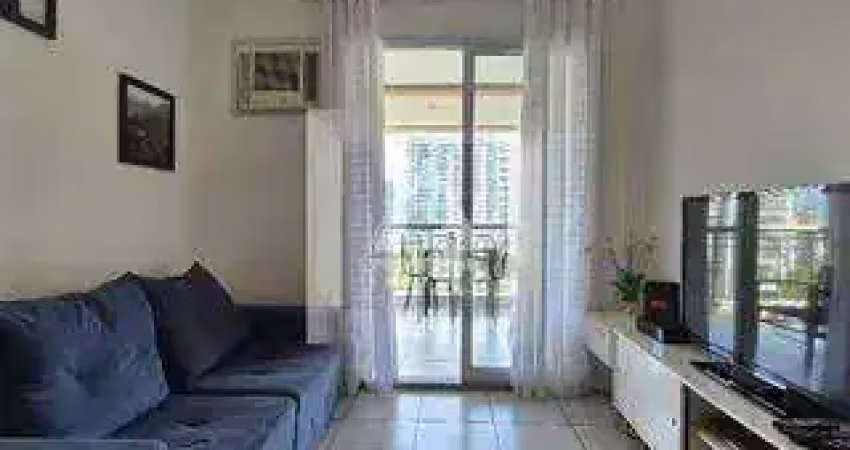 Apartamento à venda totalmente mobiliado com 2 quartos, sendo 1 suíte, e varanda com vista agradável.