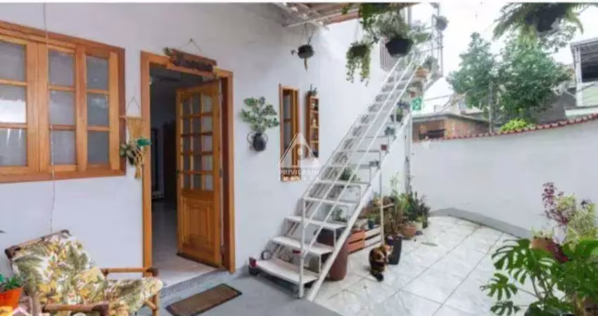 Casa de condomínio (2 quartos, 4 banheiros e 2 vagas de garagem)
