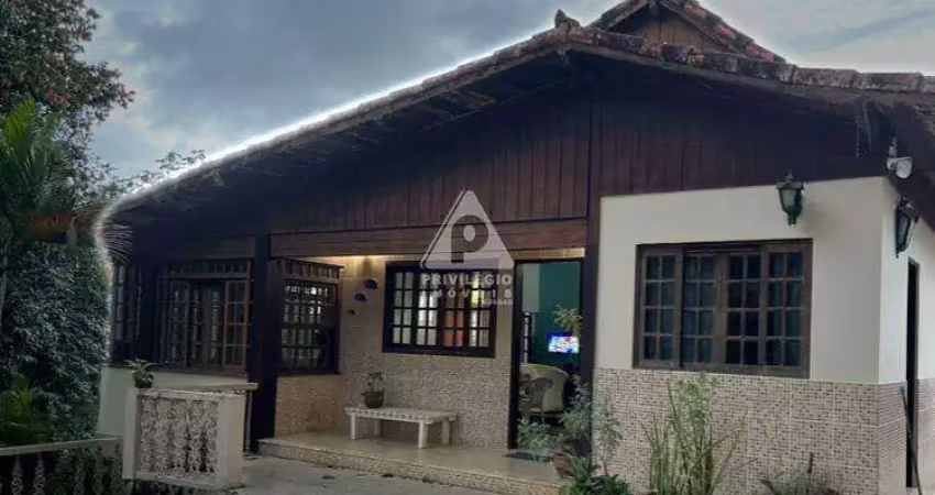 Vende-se casa maravilhosa, com 5 quartos, 2 suítes, 4 vaga, itaipuaçu - maricá/rj