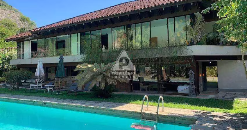 4 suites, 583m² de área construída e 1420m² de área total, jardim e piscina no condomínio jardim do itanhagá