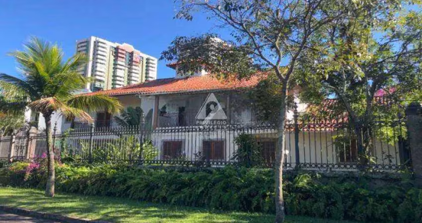 Mansão de 1280m² de área total! 5 quartos, 4 banheiros e 2 vagas.