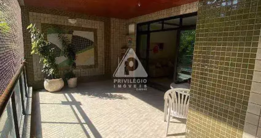 Qualidade de vida! venha morar a passos da praia. 4 qts, 2 suítes e 3 vagas demarcadas.