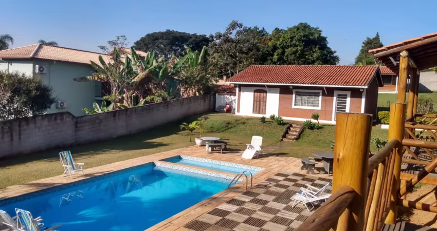 Linda chácara completa com 3 casas, piscina, salão de jogos e campo – 5.175m²
