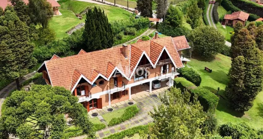 Casa em condomínio fechado muito requisitado - construída em estilo serrano com muito charme e vista panorâmica.