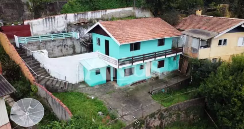 Casa à venda em abernéssia - opção de investimento para locações, são 2 casas com ótima localização.