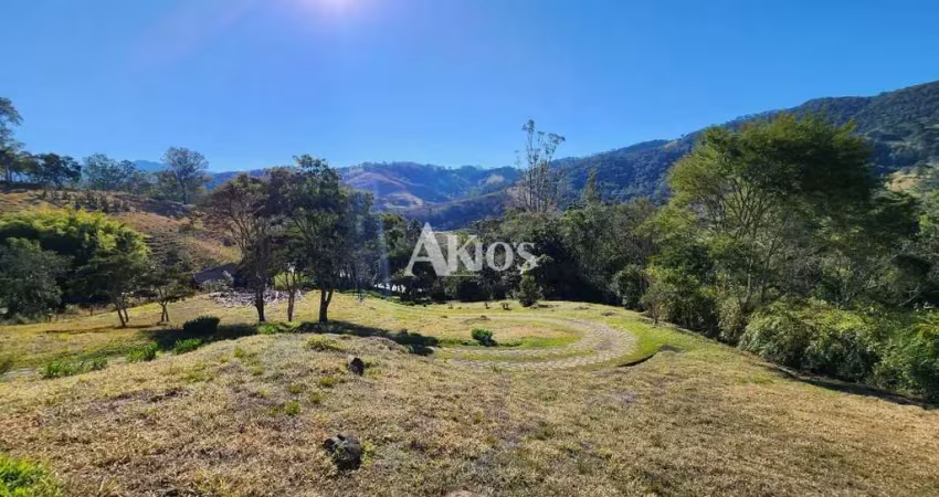Casa à venda com caracteríticas rurais - acesso todo asfaltado e com linda vista para as montanhas.