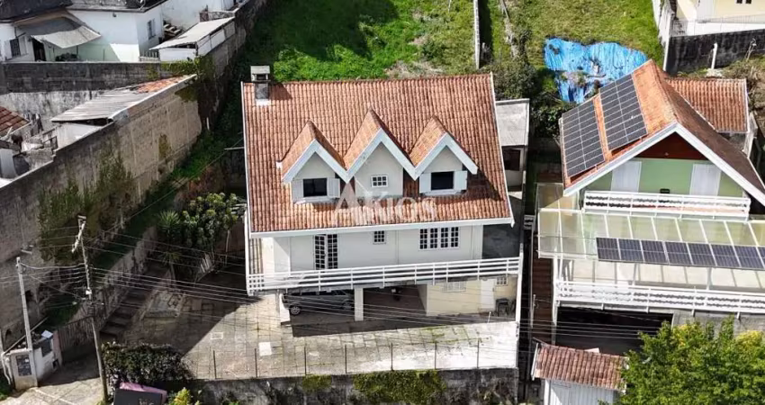 Amplo sobrado no serra azul - casa com ótimo padrão de construção em bairro muito tranquilo.