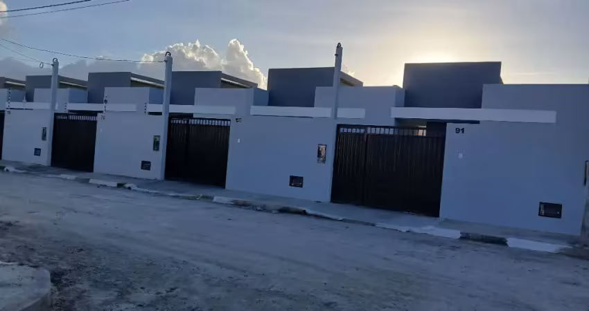 Lindas casas de 2/4 em rua publica ao lado da av; iguatemir.