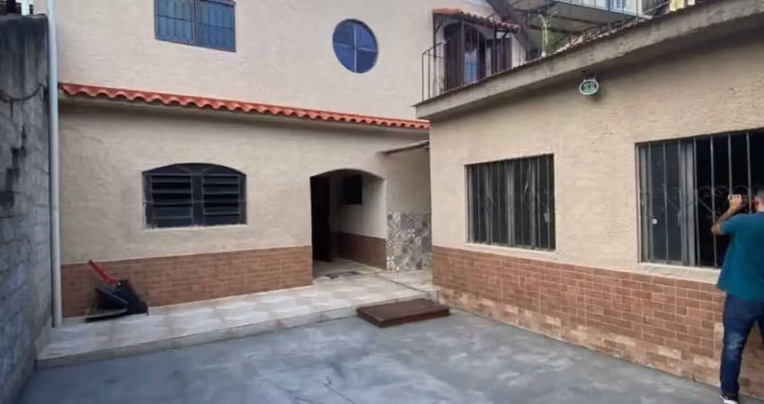 Belíssima casa no bairro nilo martins – são geraldo! rua jose martires asth.  casa de 2 andares + kitnet grande na frente
