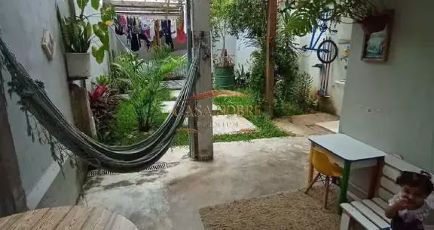 Sobrado moderno com 2 dormitórios, amplo quintal e acabamento premium