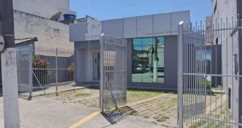 Casa comercial para locação no centro em macaé/rj, 4 salas [2 c/ lavabo] e vagas de estacionamento.