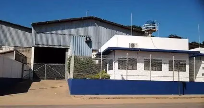 Galpão para locação no novo cavaleiros em macaé/rj, 1.000m2 área, banheiros, cozinha e escritório.