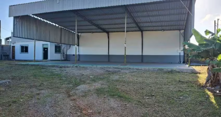 Galpão para locação no novo horizonte em macaé/rj, 300m2 coberto, banheiros e escritório.
