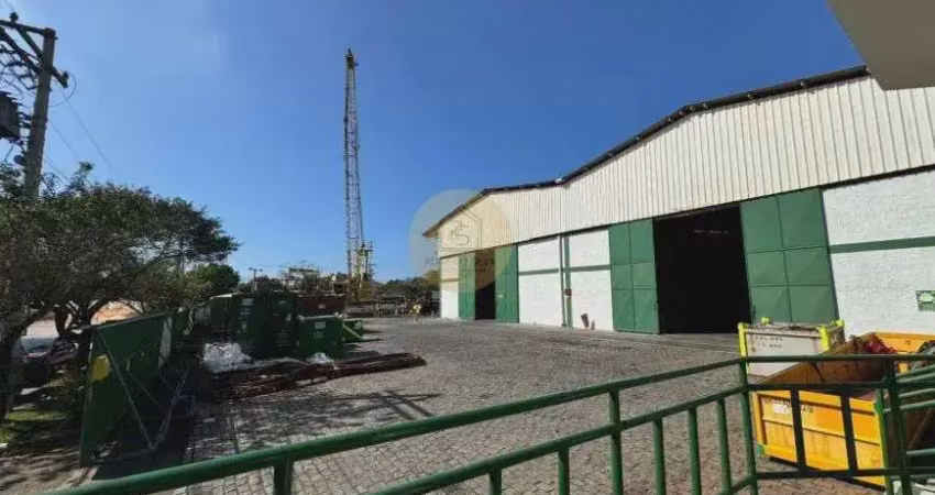 Galpão para locação no novo cavaleiros em macaé/rj, galpão c/ 1.395m2, área 3.096m2, escritórios.