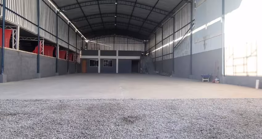 Galpão para locação no sol e mar em macaé/rj, 470m2, escritório e banheiros.