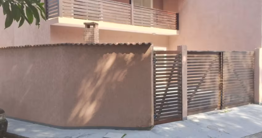 Casas para locação no bairro da glória em macaé/rj, 03 quartos, 01 vaga e churrasqueira.