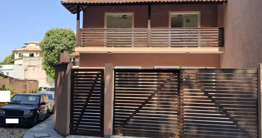 Casas para locação no bairro da glória em macaé/rj, 03 quartos, 01 vaga e churrasqueira.
