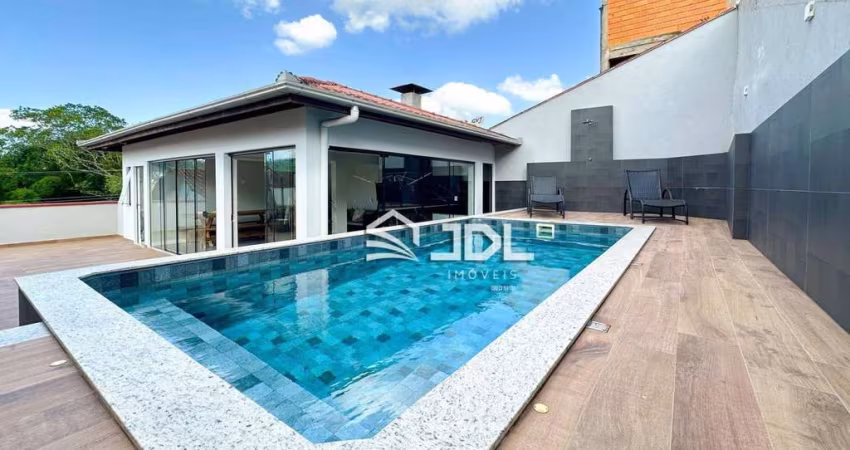 LINDA CASA COM PSICINA NO BAIRRO ÁGUA VERDE, POR R$ 950.000,00