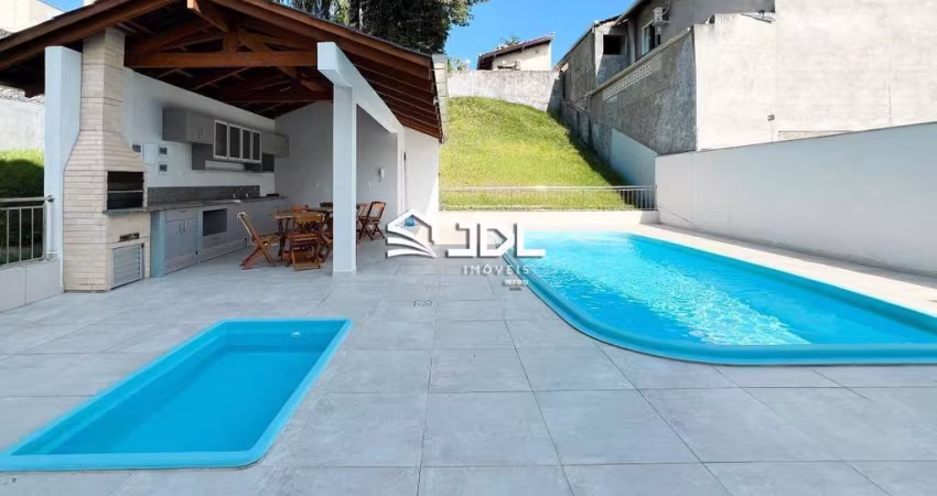 SOBRADO TRIPLEX EM CONDOMINIO COM PISCINA NA AGUA VERDE