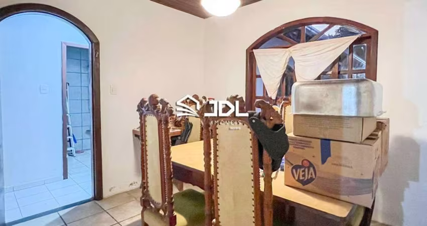 Casa averbada no bairro Escola Agrícola.