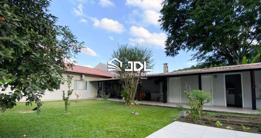 EXCLUSIVIDADE JDL IMÓVEIS! Sua melhor localização no Bairro da Velha Central!! Casa térrea e com muito espaço de jardim!