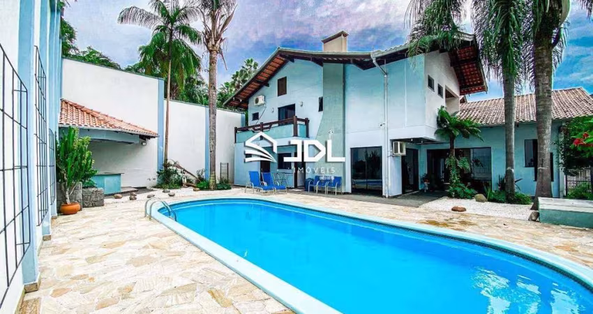 Casa de alto padrão no Bairro da Velha, em condomínio com vigilante 24 horas. Próximo a Vila Germânica!