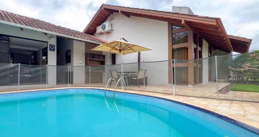 Casa mobiliada com piscina e área de festas no bairro Velha ? Blumenau.