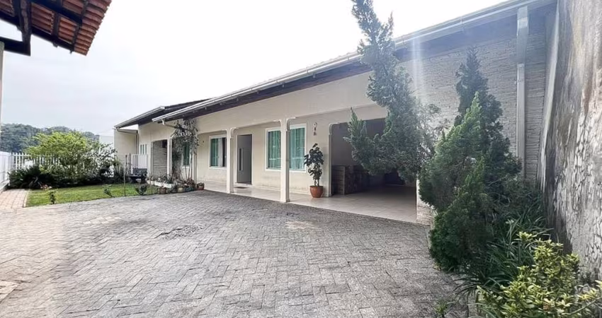 Casa com 4 dormitórios à venda, 270 m² por R$ 880.000,00 - Escola Agrícola - Blumenau/SC