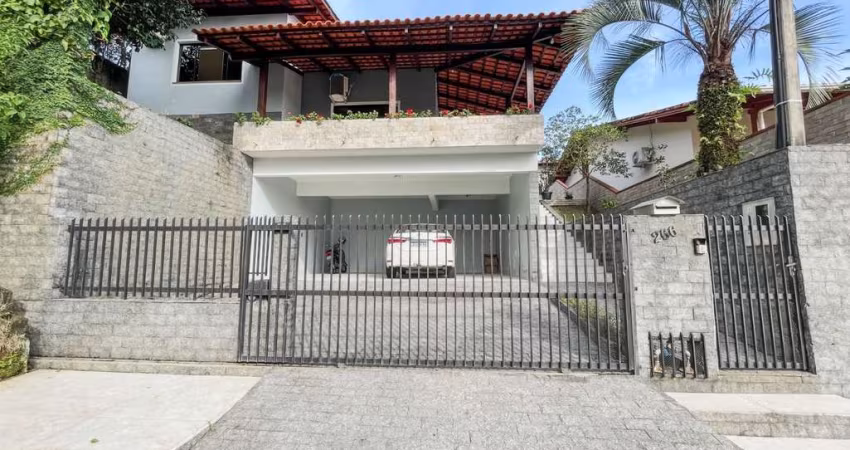 Casa com 3 dormitórios à venda, 220 m² por R$ 1.100.000,00 - Escola Agrícola - Blumenau/SC