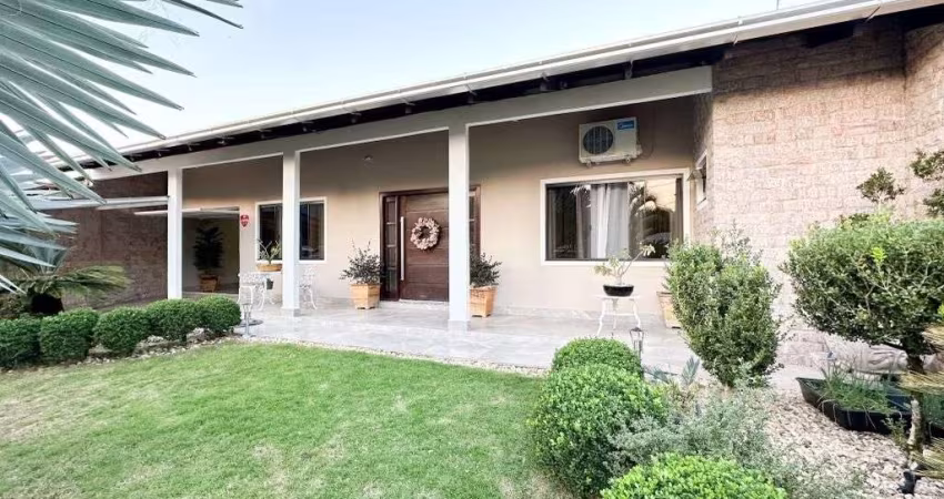 Linda Casa com 3 dormitórios !