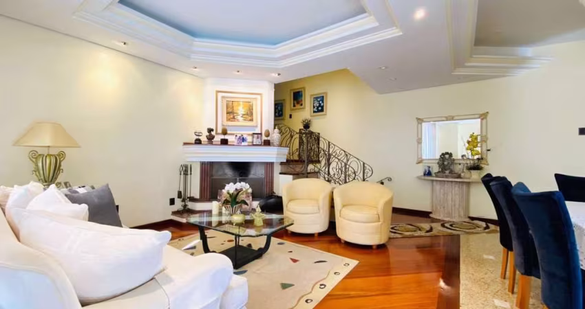 Linda Casa com Piscina na transversal da rua dos Caçadores