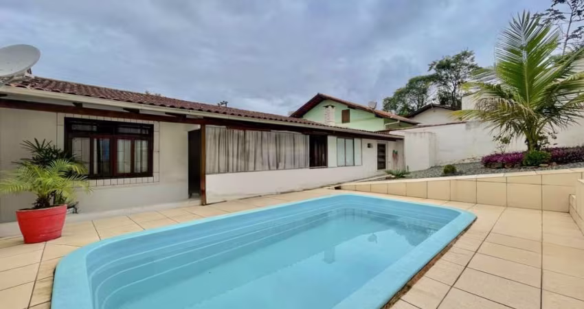 CASA COM 3 QUARTOS, PRÓXIMO AO TERMINAL ÁGUA VERDE
